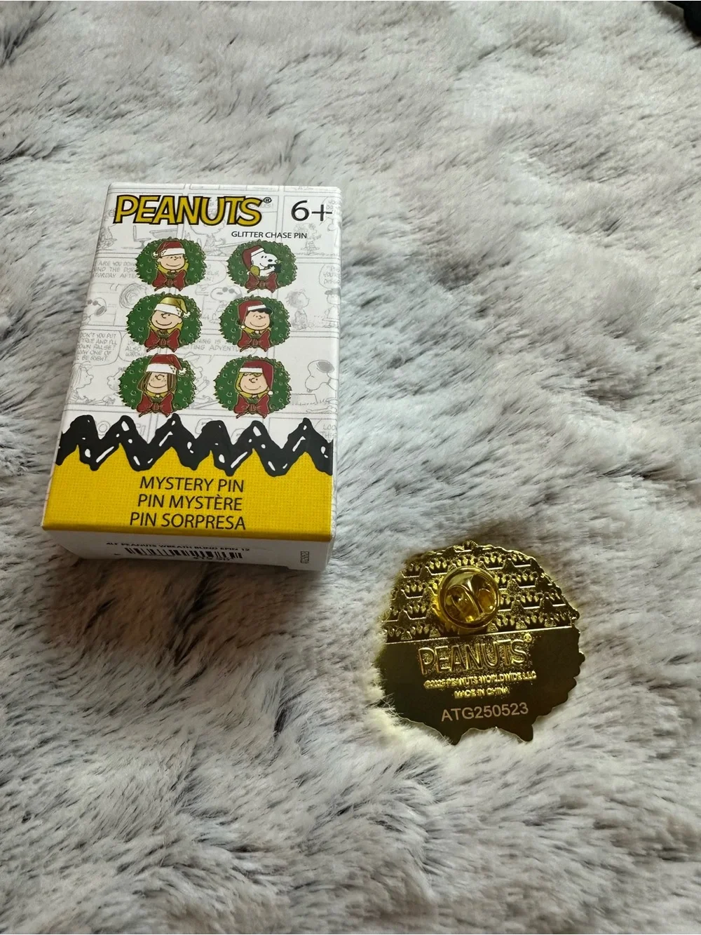 Peanuts Holiday Wreath Enamel Pin - Green & Red - Picture 2 of 2